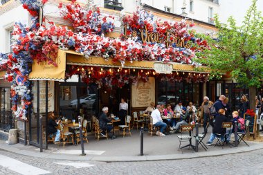 Paris, Fransa-25 Nisan 2025: Cafe Le Vrai Paris. Montmartre bölgesinde, Paris, Fransa 'da geleneksel bir Fransız kafe..