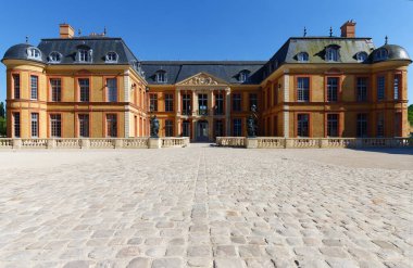 Dampierre-en-Yvelines 'de yer alan Dampierre, 1675 ve 1683 yılları arasında Fransız Barok tarzında inşa edilmiş büyük bir dük kalesidir..