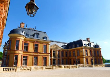 Dampierre-en-Yvelines 'de yer alan Dampierre, 1675 ve 1683 yılları arasında Fransız Barok tarzında inşa edilmiş büyük bir dük kalesidir..