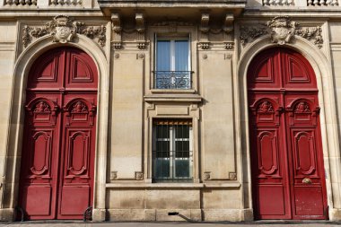 Paris, Fransa 'da eski süslü kapılar - tipik eski apartman binası.