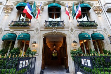 Paris, Fransa - 2 Mayıs 2025: Le Clarence, Şanzelize 'nin hemen dışındaki 18. yüzyıldan kalma bir Paris konağının nefes kesici mücevher kutusunun içinde yer alan gastronomik lüks bir Fransız restoranı..