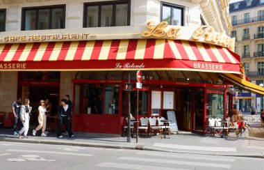 Paris, Fransa - 02 Mayıs 2025: Kimliği belirsiz insanlarla geleneksel Fransız brasserie La Rotonde. Paris 'in 9. bölgesinde yer alıyor..