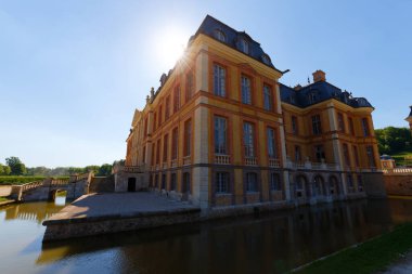 Dampierre-en-Yvelines 'de yer alan Dampierre, 1675 ve 1683 yılları arasında Fransız Barok tarzında inşa edilmiş büyük bir dük kalesidir..