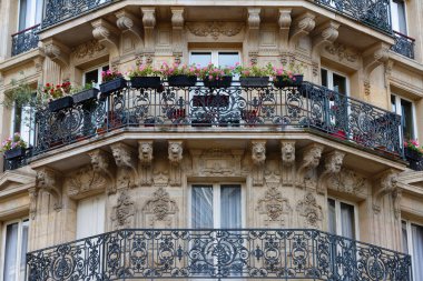Paris 'teki antik evin dış cephesinin mimari parçaları. Çiçeksel bas süsüsüyle süslenmiş pencere..
