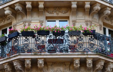 Paris 'teki antik evin dış cephesinin mimari parçaları. Çiçeksel bas süsüsüyle süslenmiş pencere..