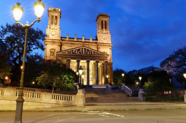 Paris 'teki Saint Vincent de Paul Kilisesi' nin dış görünüşü. 1824 ve 1844 yılları arasında inşa edilmiş. .