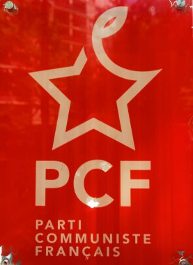 Paris, Fransa-Mayıs 09, 2025: Fransız siyasi komünist parti logosu Paris 'in 19. Bölgesi' ndeki Place du Colonel Fabien 'de bulunan Fransız Komünist Partisi genel merkezinde görüldü..