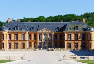 Dampierre-en-Yvelines 'de yer alan Dampierre, 1675 ve 1683 yılları arasında Fransız Barok tarzında inşa edilmiş büyük bir dük kalesidir..