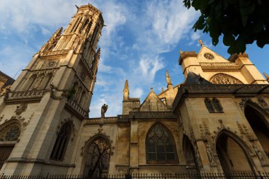Paris 'teki Saint-Germain-l' Auxerrois Kilisesi. Fransa. Mevcut kilise 13. yüzyılda inşa edildi, 15. ve 16. yüzyıllarda büyük değişiklikler yapıldı..