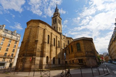 Notre-Dame de Clignancourt, Paris 'in 18. 1863 'te Romanesk Uyanış tarzında inşa edildi..