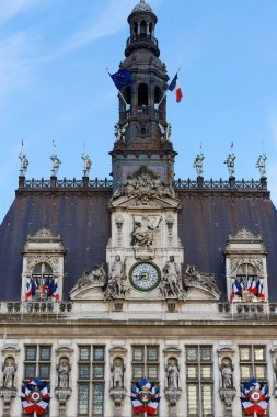 Paris Belediye Binası cephesi güneşli bir günde ulusal bayraklarla süslenmiş. Paris mi? Fransa.