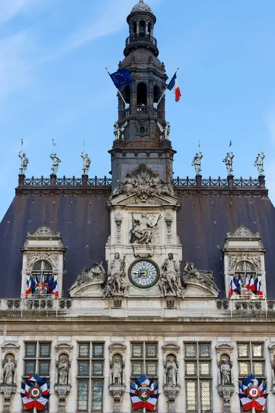 Paris Belediye Binası cephesi güneşli bir günde ulusal bayraklarla süslenmiş. Paris mi? Fransa.