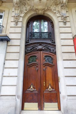Paris, Fransa 'da eski süslü bir kapı - tipik eski bir apartman..