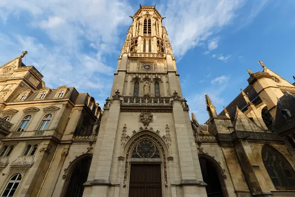 Paris 'teki Saint-Germain-l' Auxerrois Kilisesi. Fransa. Mevcut kilise 13. yüzyılda inşa edildi, 15. ve 16. yüzyıllarda büyük değişiklikler yapıldı..
