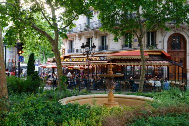 PARIS, Fransa - 08 Mayıs 2025: Tipik Paris Kafesi Le Metro manzarası. Fransa 'nın başkenti Paris' teki ünlü Saint Germain bulvarında yer almaktadır..