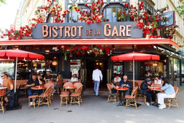 Paris, Fransa - 08 Mayıs 2025 Gare de Lyon tren istasyonunun karşısındaki ideal yer, Le Bistrot de la Gare müşterileri büyük, geleneksel bir brasserinin dekor ve atmosferinde karşılıyor..