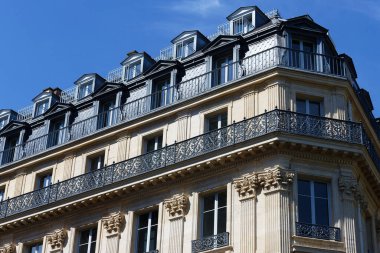 Paris, tipik cepheler ve pencereler, güzel binalar, eski çinko çatılar.