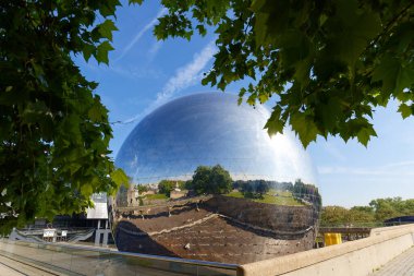 La Villette Parkı, Fransa - 19 Mayıs 2025: Imax teknolojisini kullanan bir sineması olan La Geode 'a bakınız. La Villette Parkı 'nda..