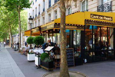 Paris, Fransa - 19 Mayıs 2025: Paris 'te Zafer Kemeri yakınlarında bulunan geleneksel Fransız Kafesi .