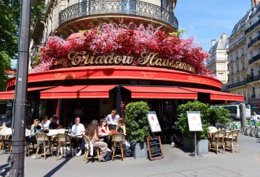 Paris, Fransa - 19 Mayıs 2025 Triadou Haussmann Restoranı, Haussmann Bulvarı 'nda bulunan geleneksel Parisli Brasserie. 1935 'te kuruldu..