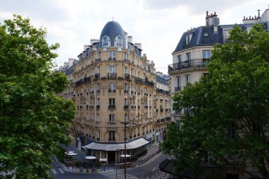 Paris, tipik cepheler ve pencereler, güzel binalar, eski çinko çatılar.