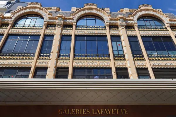 Paris, Grance-May 19, 2025: Paris 'in 9. Bölgesi' ndeki Haussmann Bulvarı 'nda bulunan lüks alışveriş merkezleri Galerisi Lafayettes' in ön cephesi.