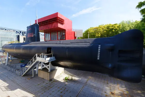 Paris, Fransa - 19 Mayıs 2025: Parc de la Villette 'deki Bilim ve Sanayi Müzesi' nin karşısında yer alan bu 400 tonluk saldırı denizaltısı Argonaute, deniz tarihinde önemli bir rol oynadı..
