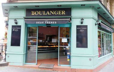 Paris, Fransa-19 Mayıs 2025: Freres, Paris 'in Montmartre bölgesinde yer alan bir pastanedir. Zanaatkar yaklaşımıyla tanınan fırın, geleneksel Fransız ekmek ve hamur işlerinde uzmanlaşıyor.
