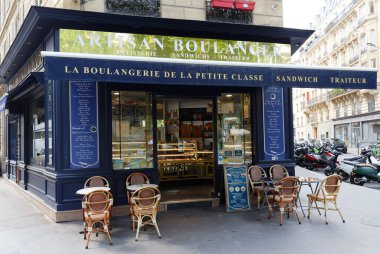 Paris, Fransa-19 Mayıs 2025: De la petite class, Paris 'in Port de l' Arsenal bölgesinde yer alan bir pastanedir. Zanaatkar yaklaşımıyla tanınan fırın, geleneksel Fransız ekmek ve hamur işlerinde uzmanlaşıyor.