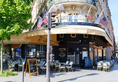 Paris, Fransa - 19 Mayıs 2025: Paris Villette Cafe, Corentin Cariou Bulvarı 'nda bulunan geleneksel bir Fransız restoranı, Paris Filarmoni Orkestrası ve Paris Zirvesi yakınlarında..