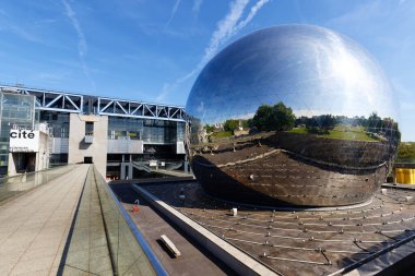 La Villette Parkı, Fransa - 19 Mayıs 2025: Imax teknolojisini kullanan bir sineması olan La Geode 'a bakınız. La Villette Parkı 'nda..