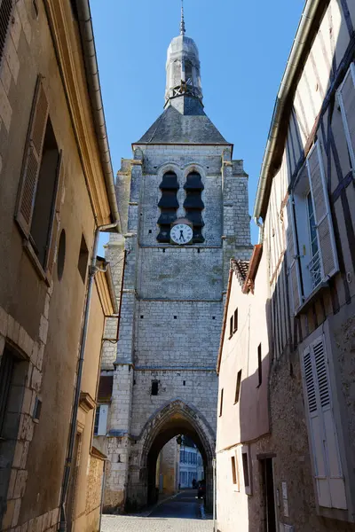 Ortaçağ İl, Fransa 'daki Notre-Dame-Du-Val kulesinin cephesine bakın..