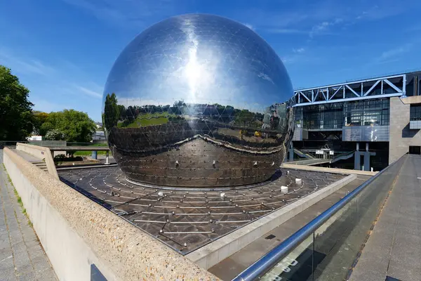La Villette Parkı, Fransa - 19 Mayıs 2025: Imax teknolojisini kullanan bir sineması olan La Geode 'a bakınız. La Villette Parkı 'nda..