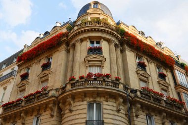 Paris, tipik cepheler ve pencereler, güzel binalar, eski çinko çatılar.