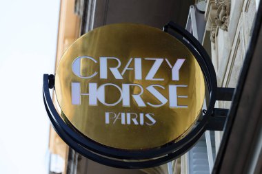 Paris, Fransa - 8 Haziran 2025: Çılgın At işareti. Crazy Horse (Çılgın At Salonu), Fransa 'nın başkenti Paris' in Şanzelize bölgesinde yer alan bir kabaredir.