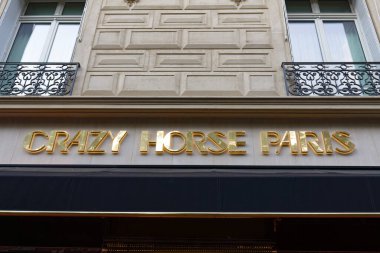 Paris, Fransa - 8 Haziran 2025: Çılgın At işareti. Crazy Horse (Çılgın At Salonu), Fransa 'nın başkenti Paris' in Şanzelize bölgesinde yer alan bir kabaredir.