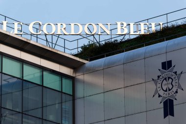 Paris, Fransa-Haziran 08, 2025: Le Cordon Bleu 'nun logosu ve işareti. 1895 yılında Paris 'te kurulmuş olup günümüzde dünyanın en büyük aşçılık ve konukseverlik okulları ağı olarak kabul edilmektedir. Paris 'in 15. bölgesindeki Andre Citroen rıhtımında yer almaktadır..