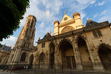 Paris 'teki Saint-Germain-l' Auxerrois Kilisesi. Fransa. Şu anki kilise 13. yüzyılda inşa edilmiş. .