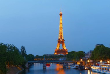 Paris, Fransa - Haziran 20235 Eyfel Kulesi 'nin Paris' teki koyu mavi gökyüzüne karşı parıldayan görüntüsü. Meşhur seyahat yeri.