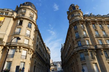 Paris, tipik cepheler ve pencereler, güzel binalar, eski çinko çatılar.
