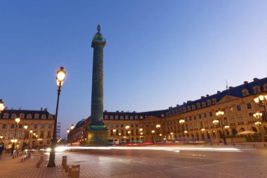 Fransa 'daki Vendome Meydanı' nda Napoleon Bonaparte heykeli olan Vendome sütunu. Vendome sütununda 425 sarmal bronz plaka var..