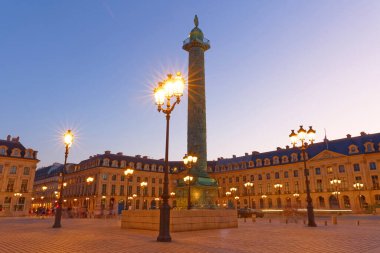 Fransa 'daki Vendome Meydanı' nda Napoleon Bonaparte heykeli olan Vendome sütunu. Vendome sütununda 425 sarmal bronz plaka var..