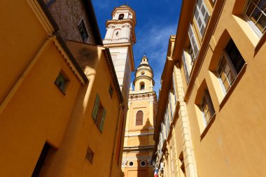 Güney Fransa, Menton 'daki tepenin üstündeki amblemli kiliselerin manzarası