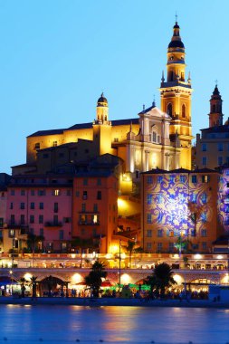 Geceleri Aziz Michel Başmelek Bazilikası, Menton, Fransız Rivierası, Güney Fransa. Öyle. 17. yüzyıla dayanan Barok başyapıtı.