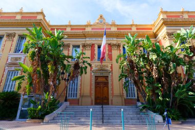 Güney Fransa, Menton 'daki belediye binasının güzel tarihi cephesi.