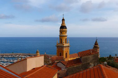 Güneşli bir günde Saint Michel Archangel Bazilikası, Menton, French Riviera, Güney Fransa. Öyle. 17. yüzyıla dayanan Barok başyapıtı.