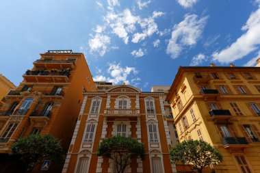 Monako şehrindeki binaların resimli mimarisi, diğer adıyla Le Rocher veya The Rock, Monako Prensliği.