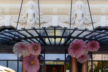 Monte Carlo, Monaco - 26 Temmuz 2025: Mimarlık, Hotel de Paris 'in ön yüzü. Lüks bir otel, Monte Carlo 'nun merkezinde bir yaz günü. .