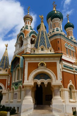 Nice, Fransa 'daki St. Nicholas Ortodoks Katedrali gündüz görüşü. Göz kamaştırıcı Rus Uyanışı mimarisi ağaçlarla çevrili, gün ışığında yakalanmış. .