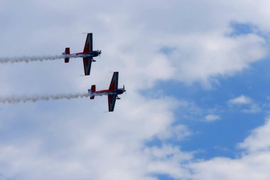 Menton, Fransa - 3 Ağustos 2025: Fransız Hava Kuvvetleri 'nin ünlü akrobatiği, Fransa' nın güneyindeki Menton 'da düzenlenen bir hava gösterisi sırasında gökyüzünde sahnelenmektedir..